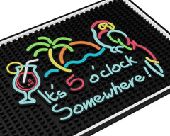 CALUVAR face avant du tapis montrant le message happy hour et attrait visuel