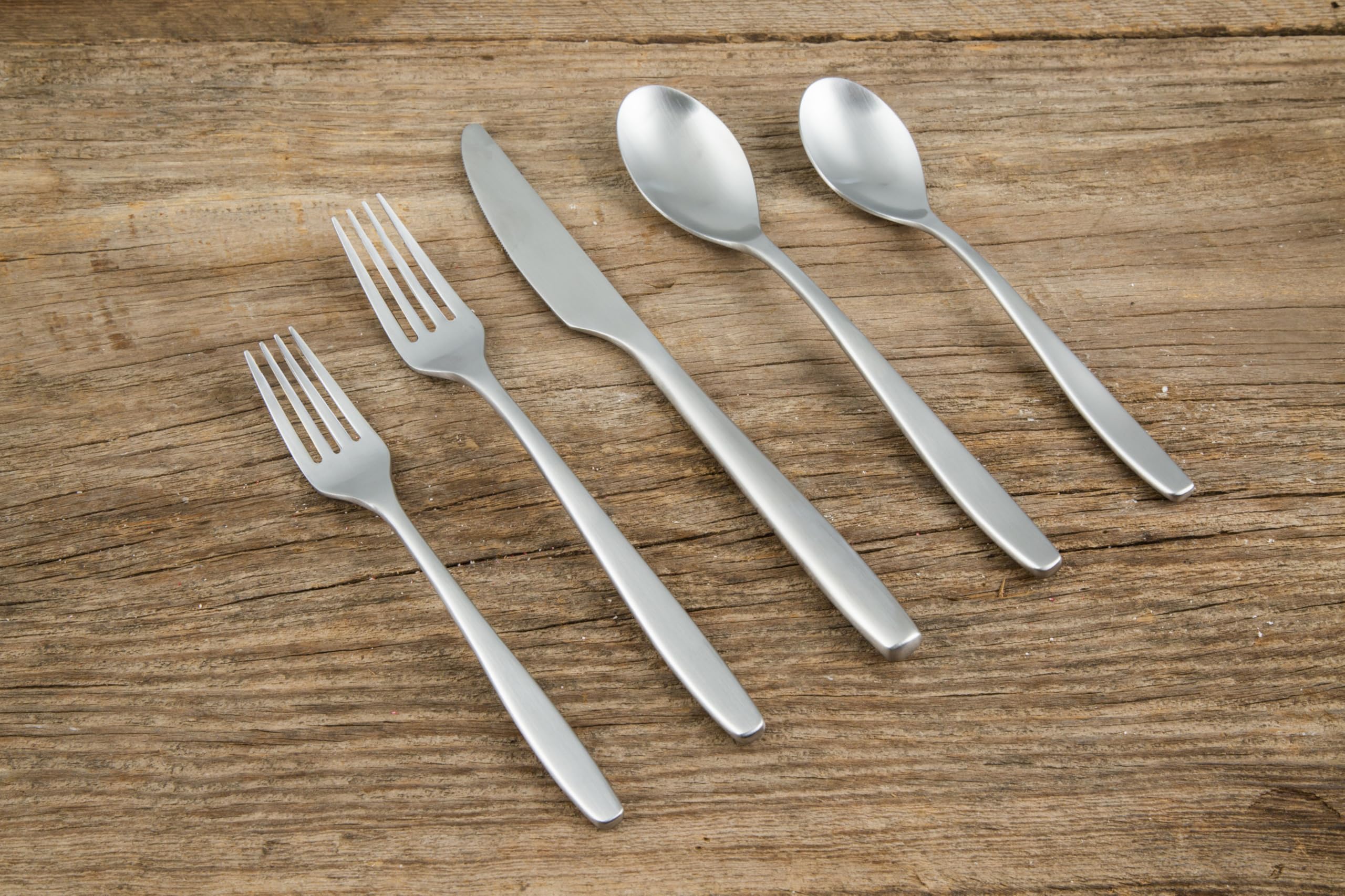 CAMBRIDGE Averie mise en table pour 4 personnes donnant une présentation harmonieuse
