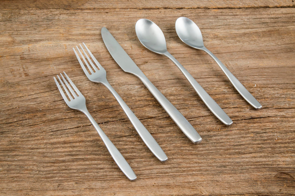 CAMBRIDGE Averie mise en table pour 4 personnes donnant une présentation harmonieuse