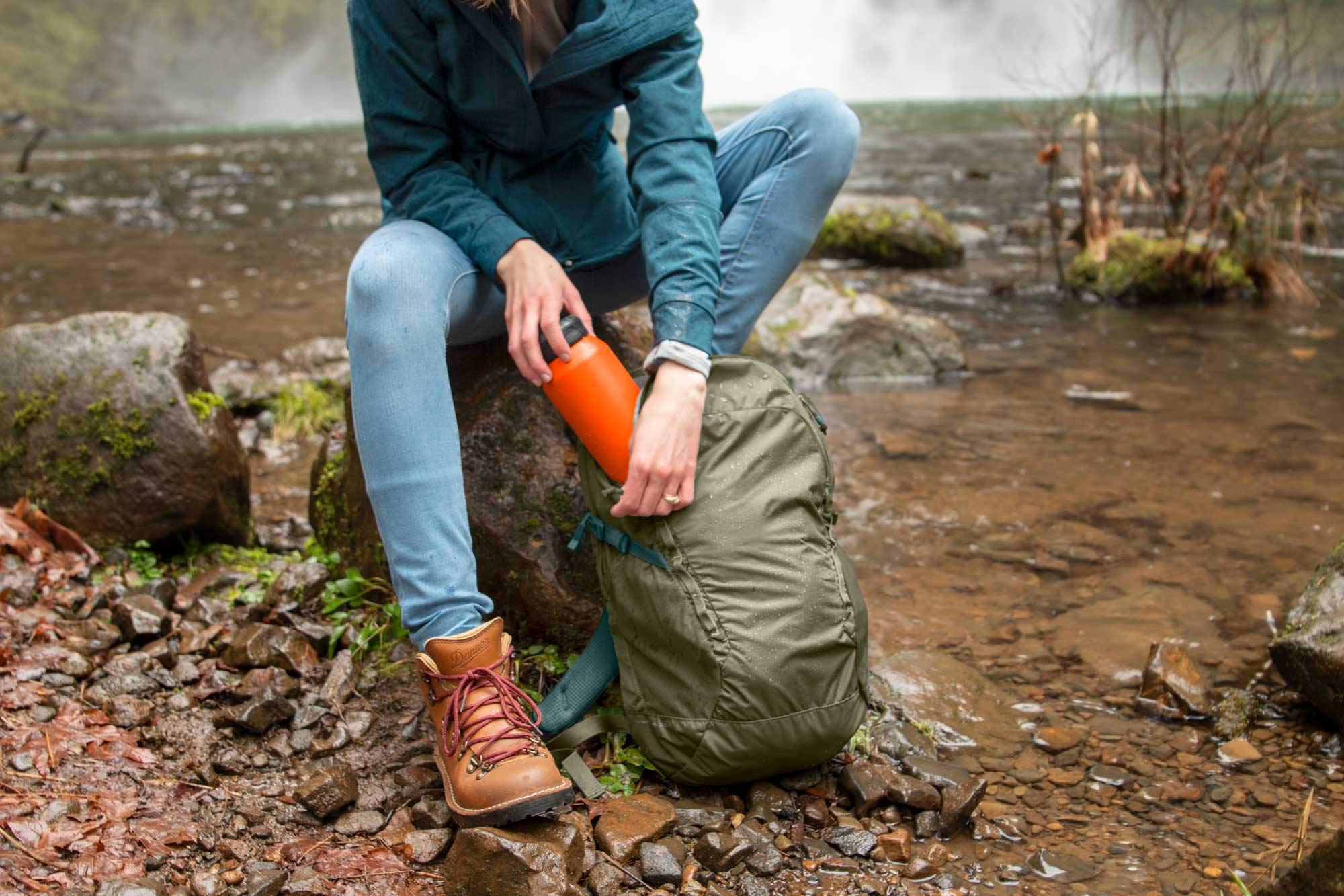 CamelBak Eddy+ posé dans un sac à dos illustrant transport sans condensation