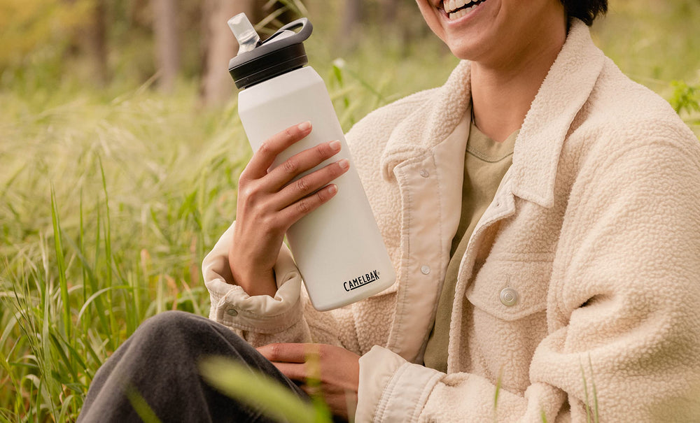 CamelBak comparaison taille dans une main pour évaluer capacité