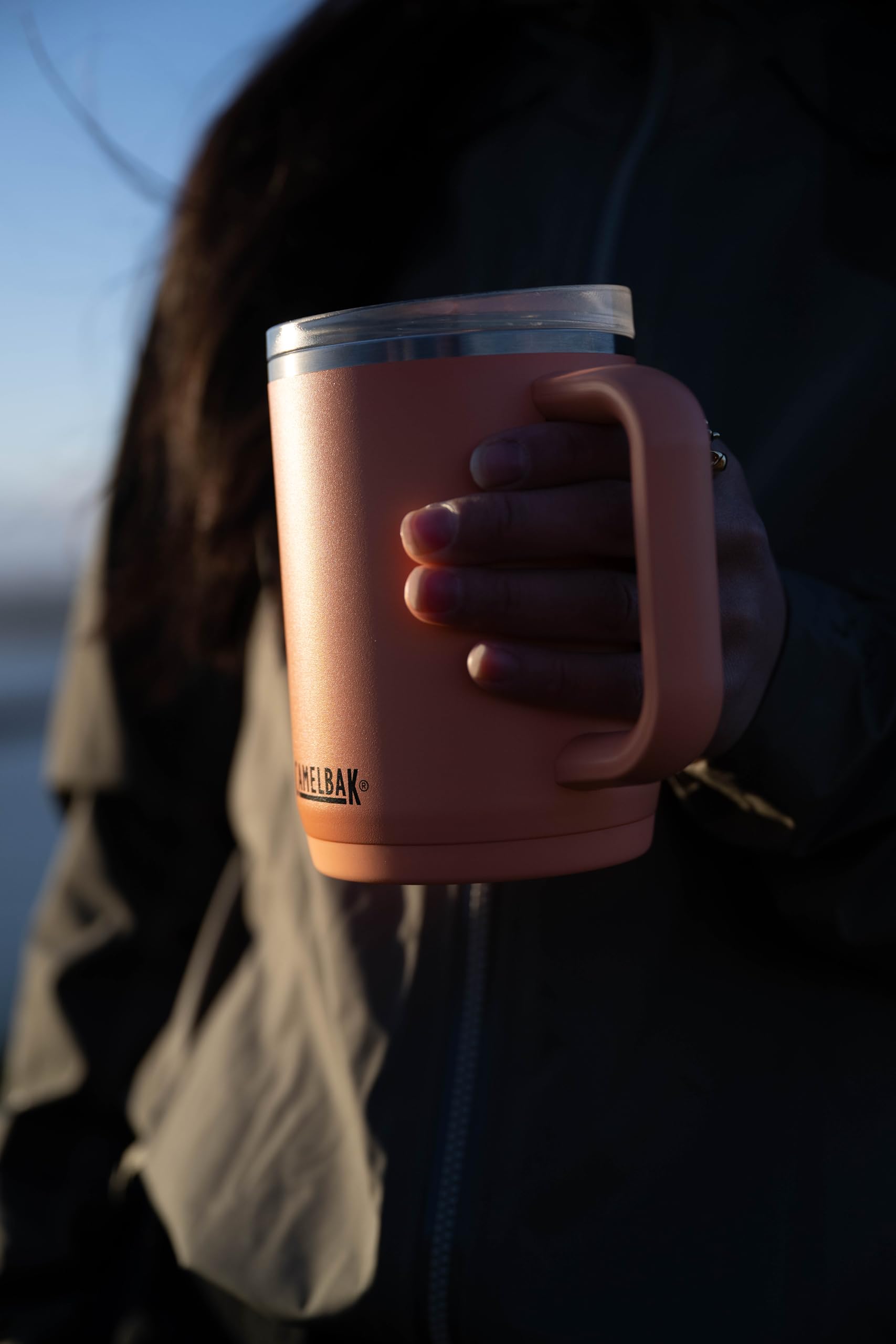 CamelBak Thrive Mug utilisé pendant un trajet montrant praticité pour café