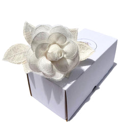 Camellia Bees gros plan sur pétales brodés, détail artisanal et finition précise