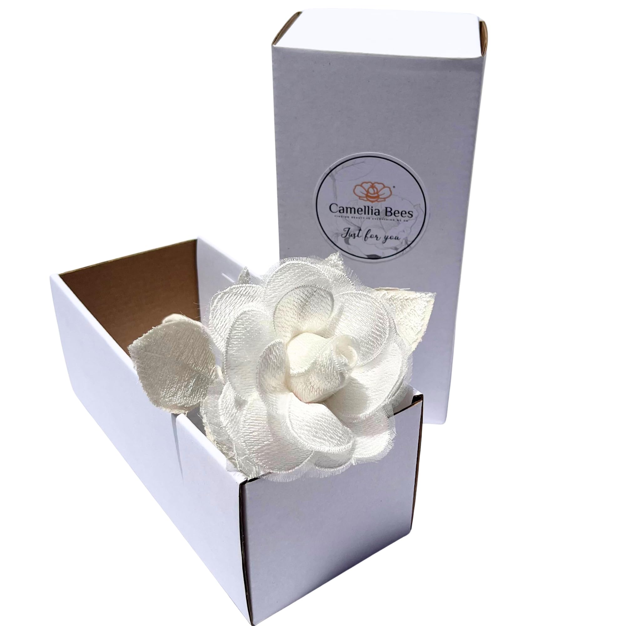 Camellia Bees mise en scène sur mantel, décoration durable sans entretien