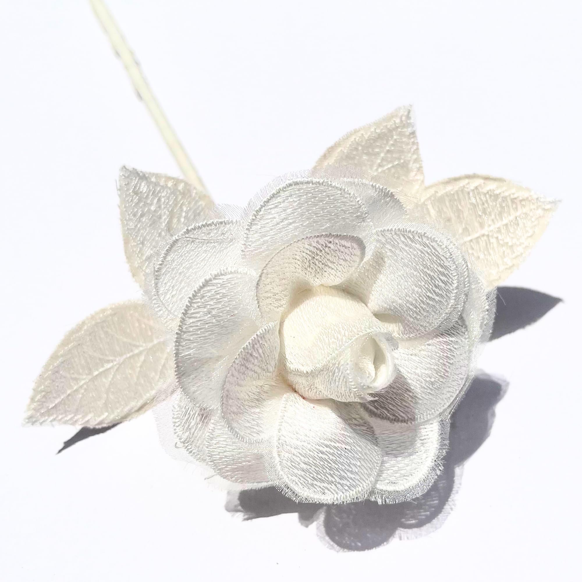 Camellia Bees rose en dentelle dans son coffret, cadeau élégant et prêt à offrir