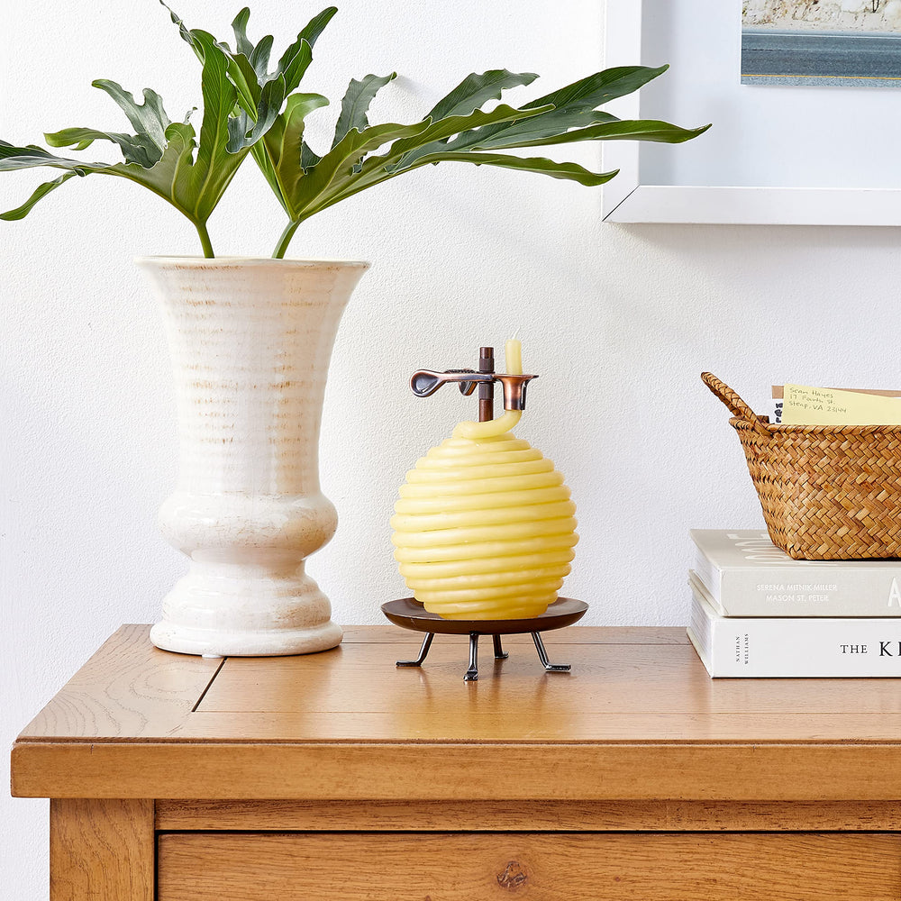 Candle by the Hour bougie en usage sur une table décorative, ambiance chaleureuse