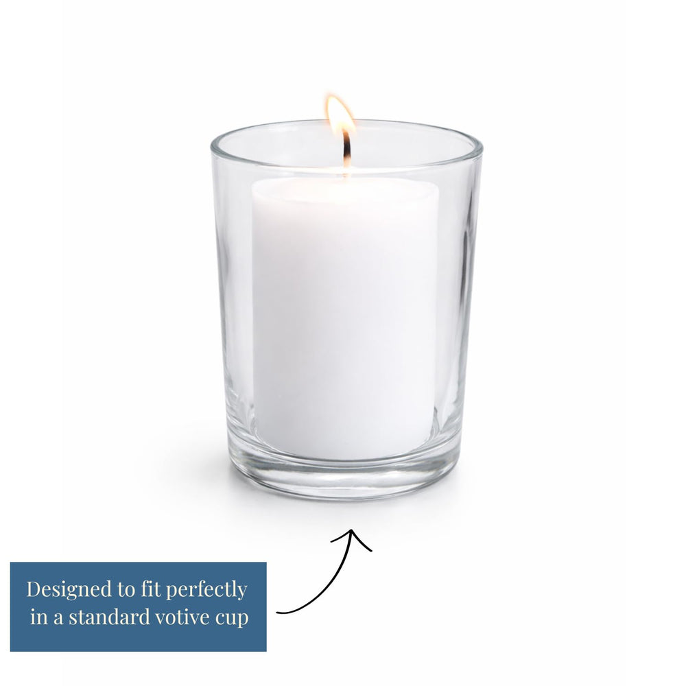 Candlestock votive allumée dans une coupelle illustrant sécurité d'usage