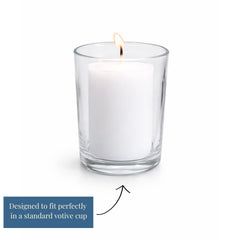 Candlestock votive allumée dans une coupelle illustrant sécurité d'usage