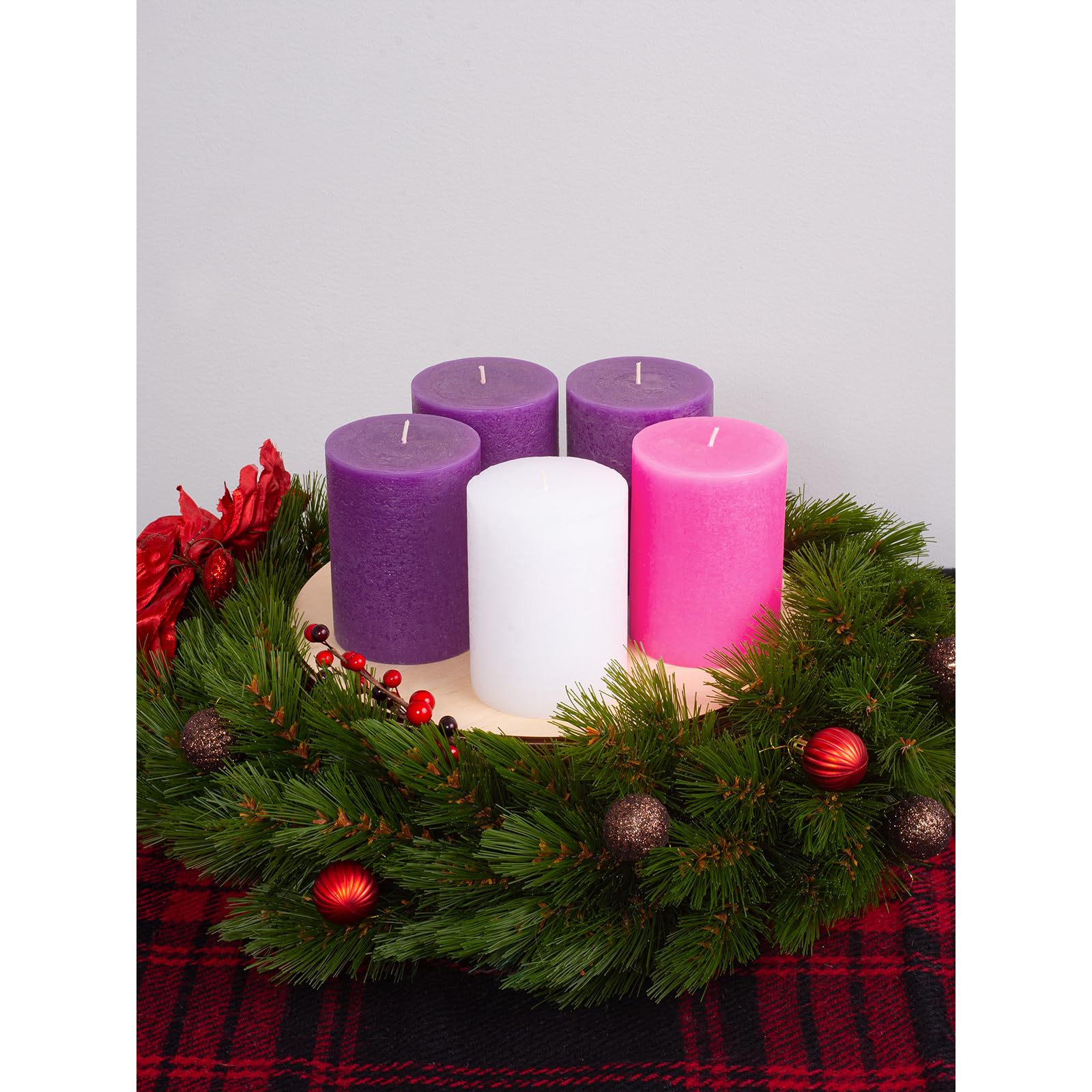 CANDWAX bougies sur une couronne d'Avent illustrant l'utilisation festive et rustique
