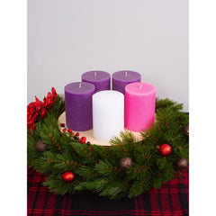 CANDWAX bougies sur une couronne d'Avent illustrant l'utilisation festive et rustique