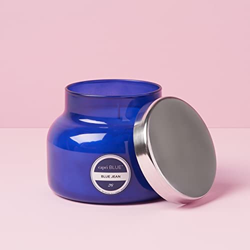 Capri Blue ambiance table basse avec plusieurs bougies pour effet convivial