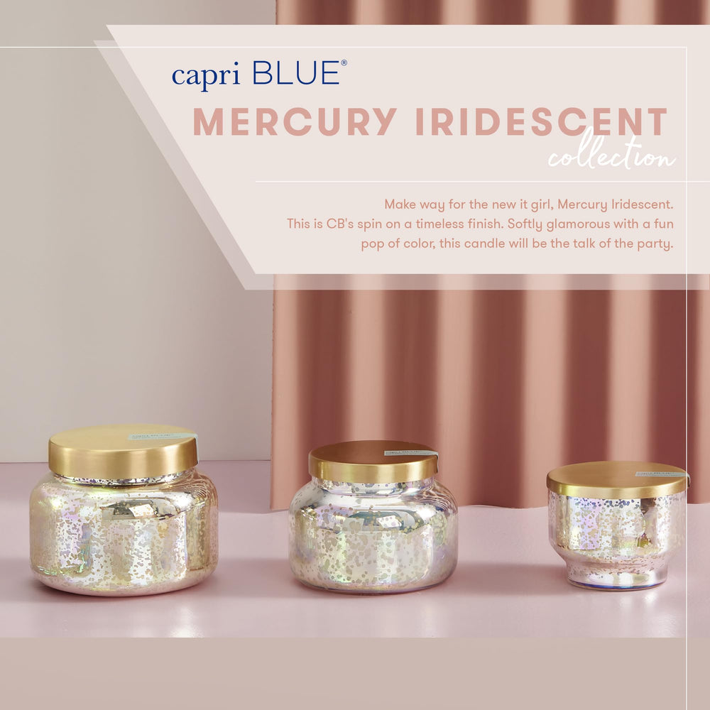 Capri Blue bougie à l'échelle posée près d'un livre pour évaluer la taille pratique