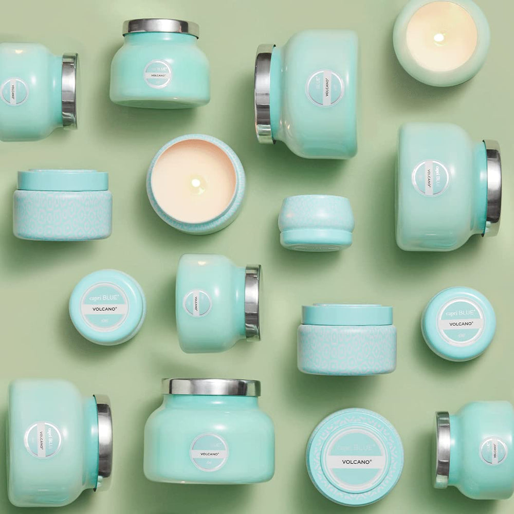 Capri Blue pot réutilisé comme vase, démontre réemploi créatif et esthétique