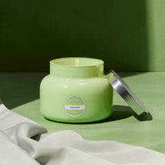 Capri Blue gros plan du verre Iced Matcha Green montrant finition chic