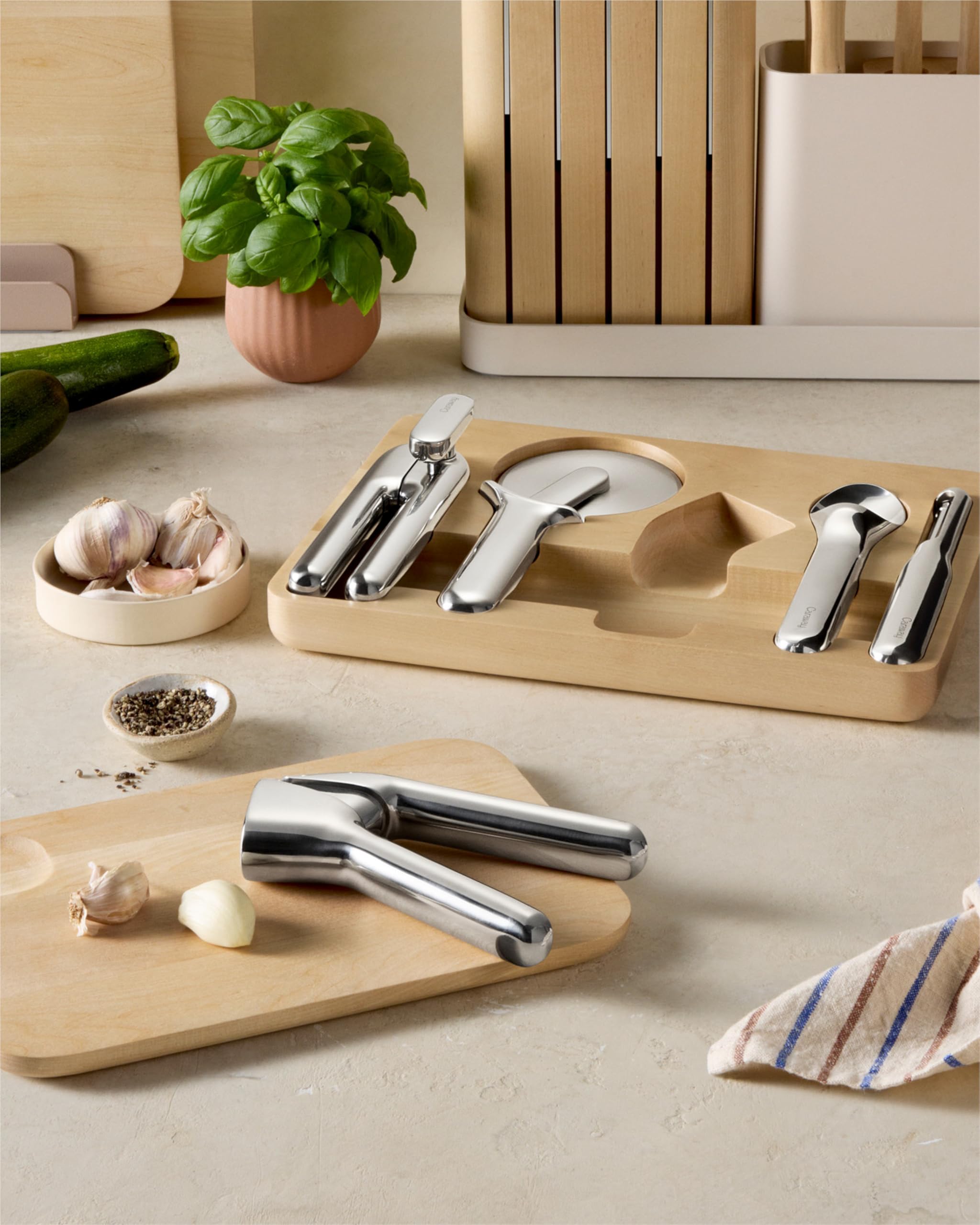 Caraway ensemble d’ustensiles sur plan de travail pour cuisine stylée