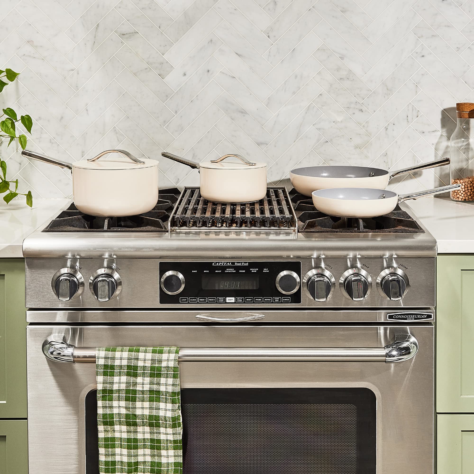 Caraway mini lifestyle cuisine posée sur plan de travail contemporain