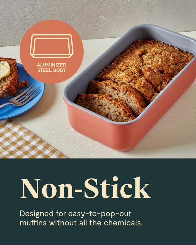 Caraway cake tranché présenté pour une portion régulière et belle découpe