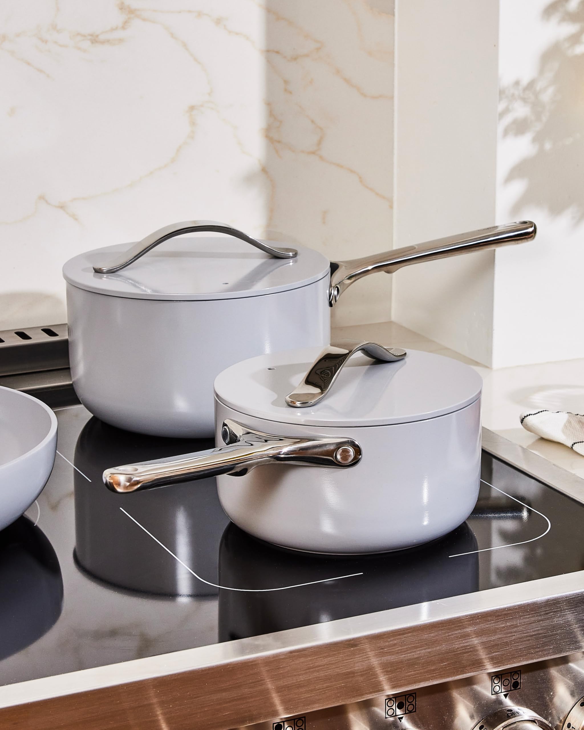 Caraway scène de cuisine lifestyle montrant usage quotidien élégant et pratique