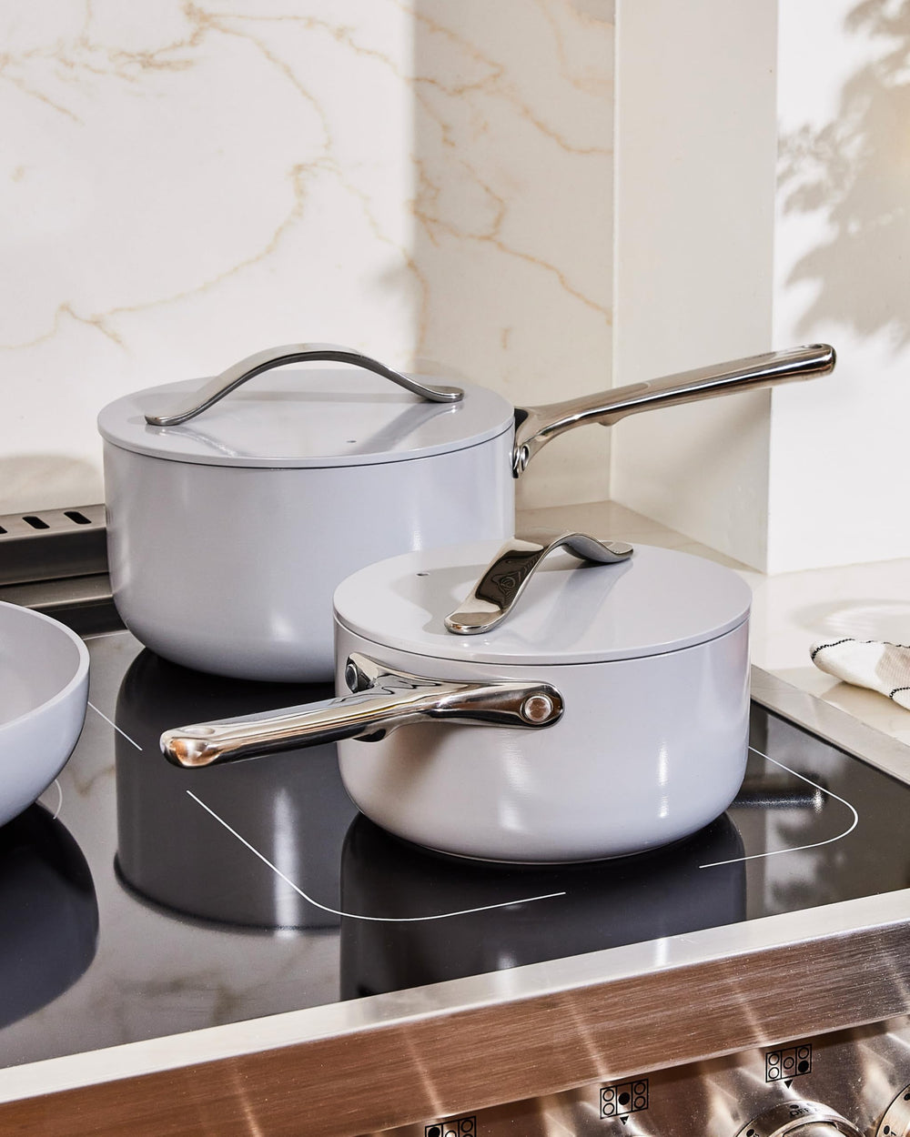 Caraway scène de cuisine lifestyle montrant usage quotidien élégant et pratique