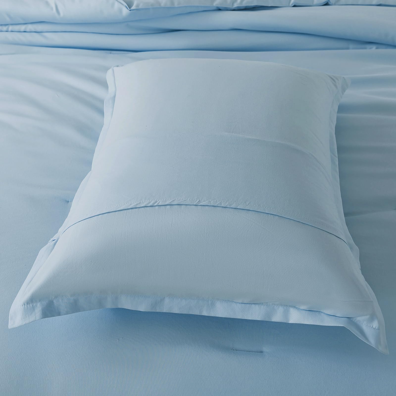 Couette Caressma à l'échelle sur lit montrant dimensions pleine taille adaptées