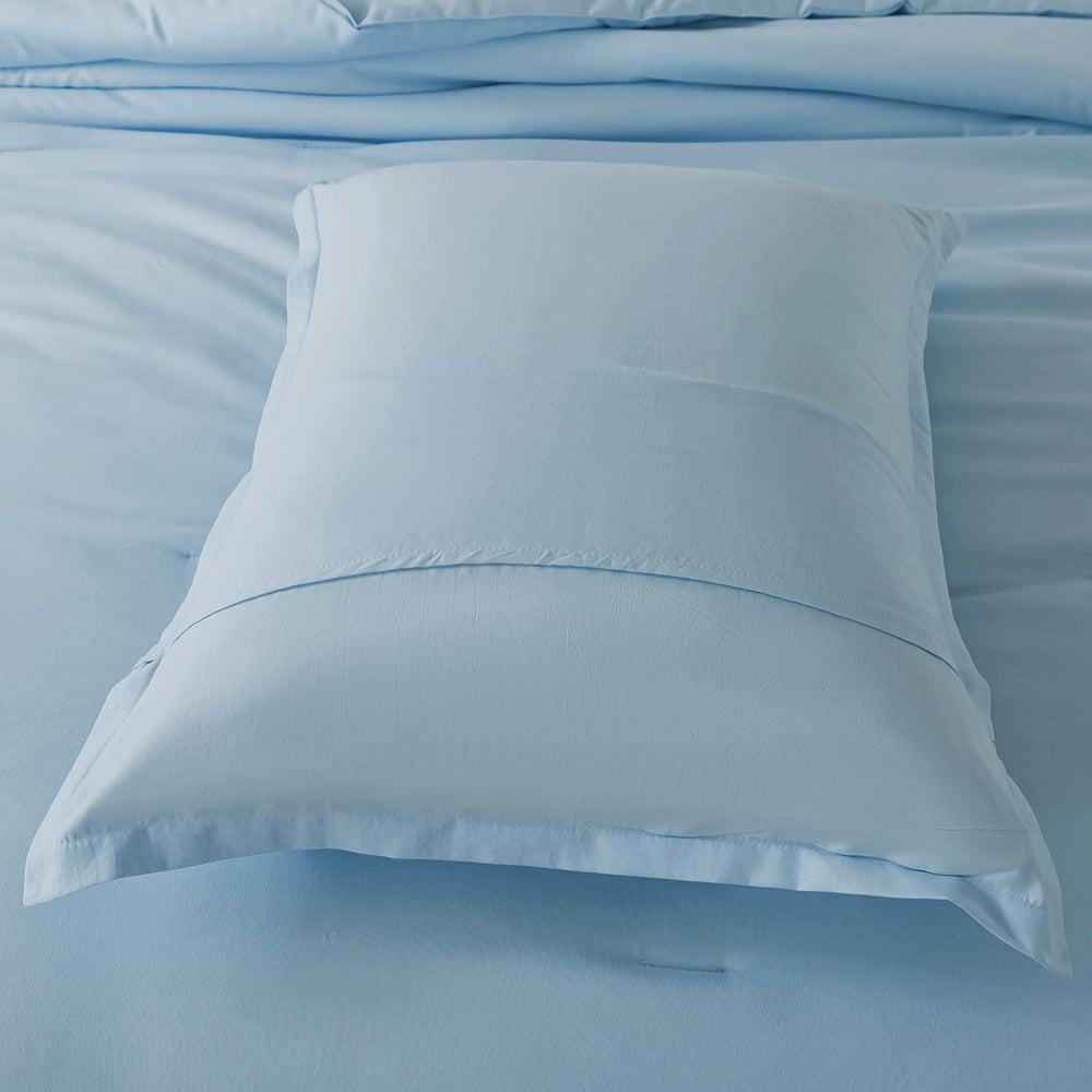 Couette Caressma à l'échelle sur lit montrant dimensions pleine taille adaptées