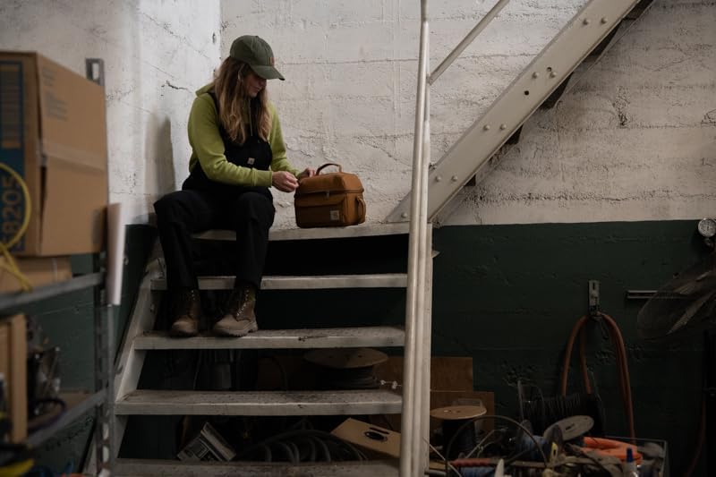 Carhartt comparaison taille à côté d'un sac à dos, format compact adapté aux journées chargées