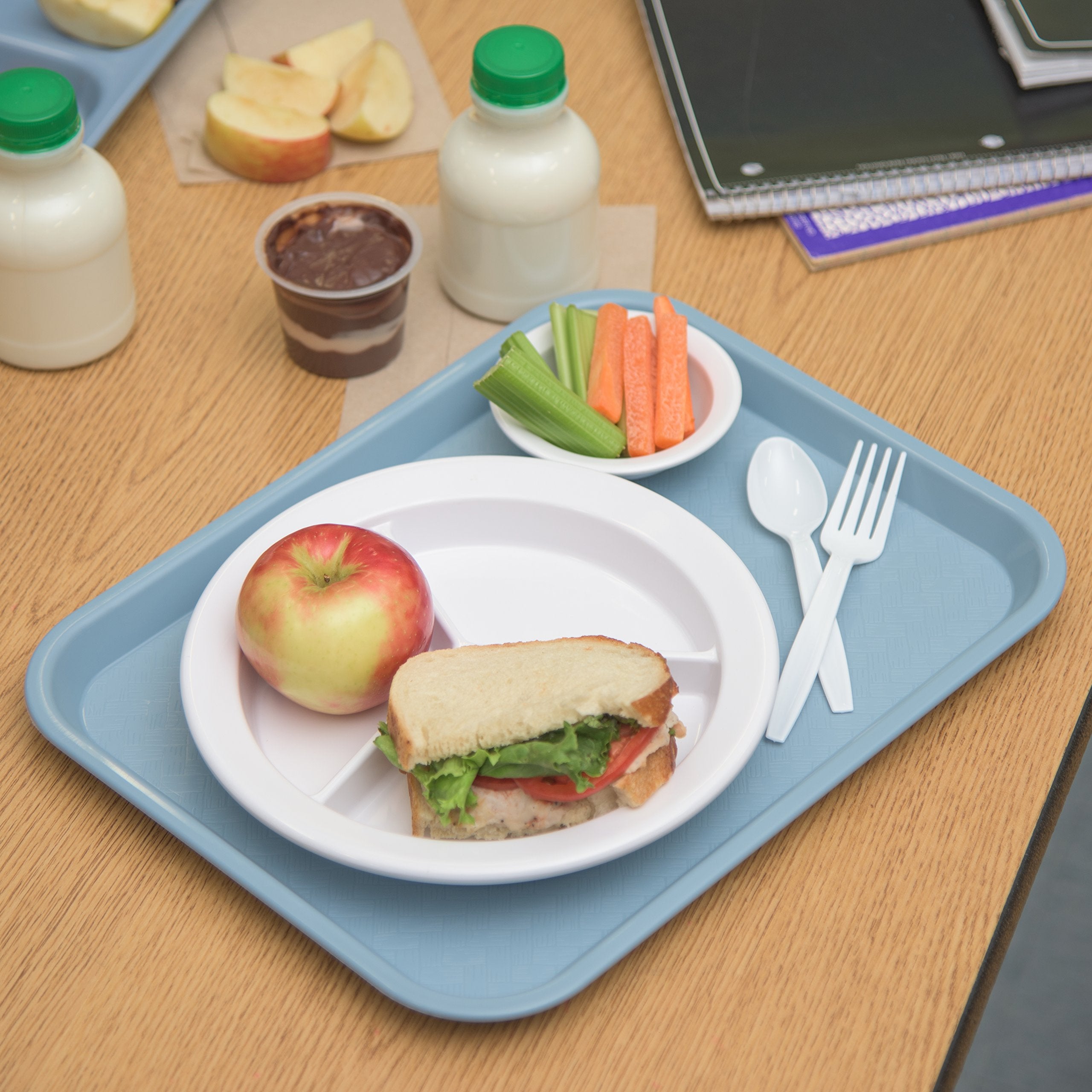 Carlisle plateau comparaison taille avec assiette illustrant capacité pratique