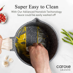 CAROTE casserole en usage versement de sauce contrôlé grâce au bec verseur pratique