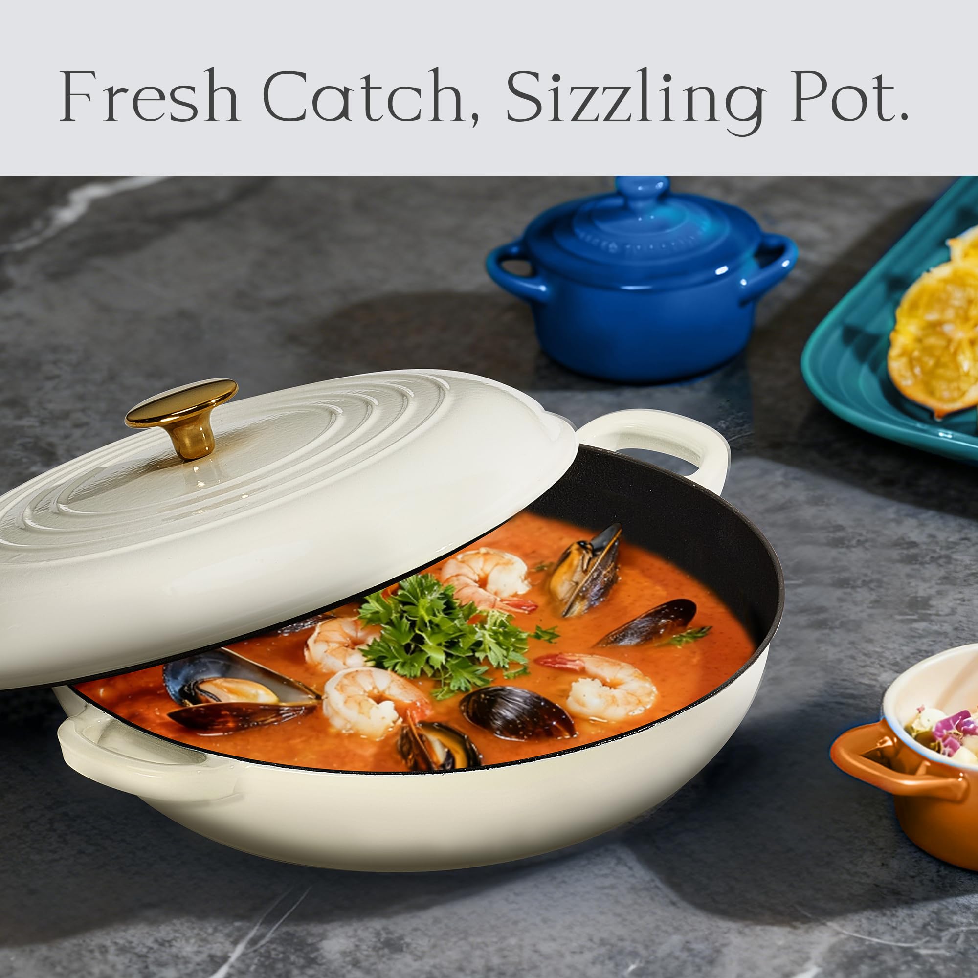 CAROTE cocotte à côté d'objets pour comparer taille 3.4QT indiquant capacité pratique