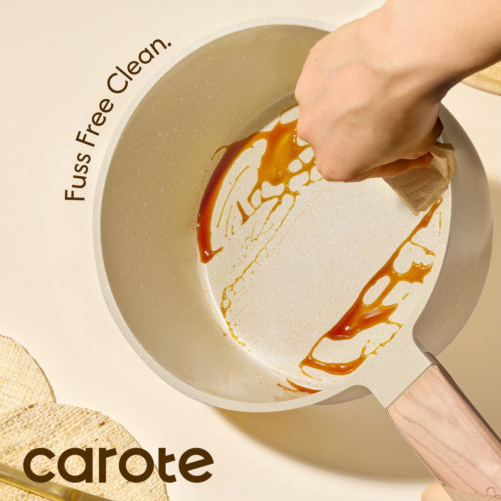 CAROTE casserole tenue à la main pour comparaison d'échelle et maniabilité