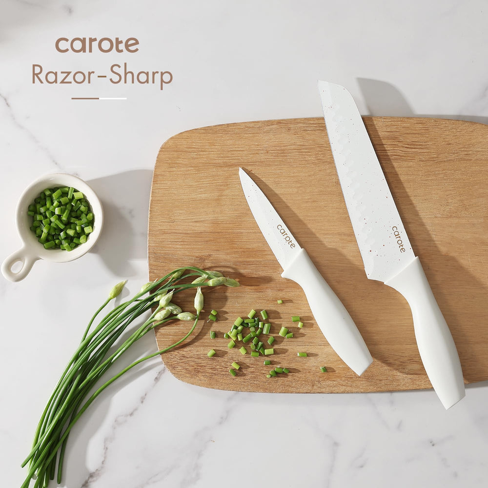 CAROTE couteau de chef en action, coupe nette pour préparation efficace