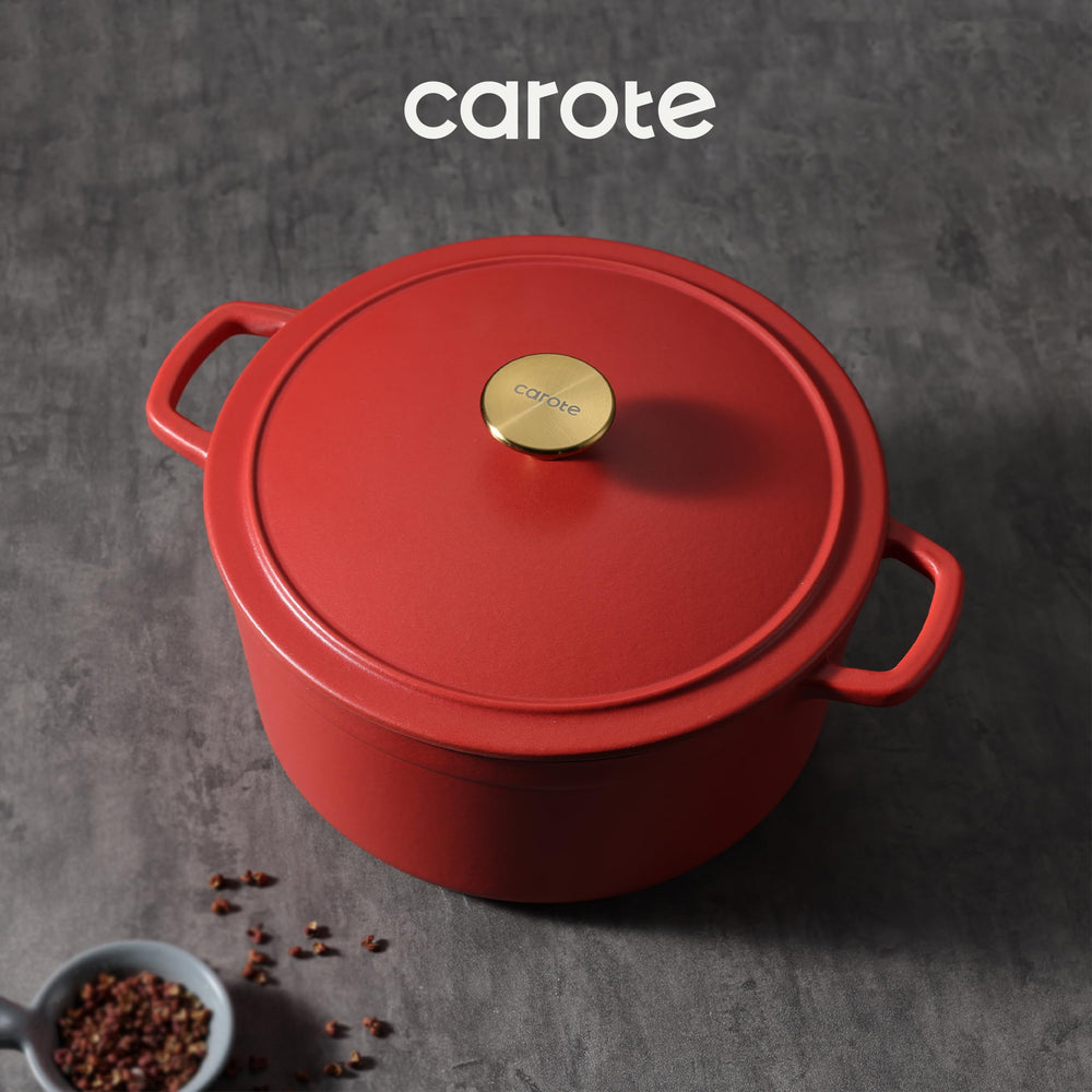 CAROTE cocotte montrée aux côtés d'objets pour échelle et capacité pour 4–6 personnes