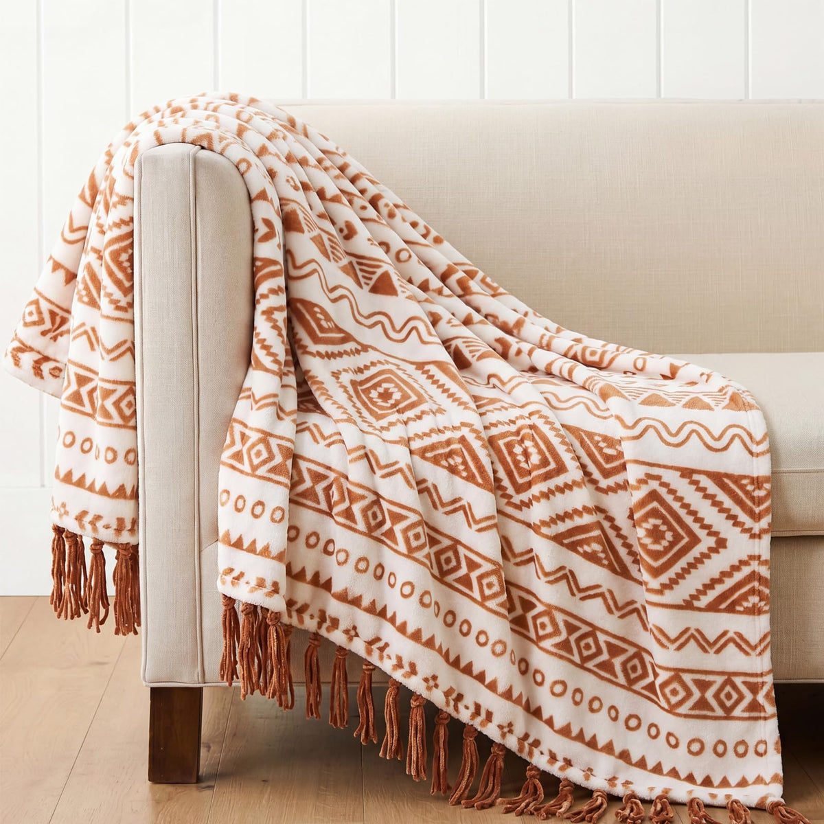 CASAAGUSTO couverture terracotta sur canapé apportant chaleur décorative