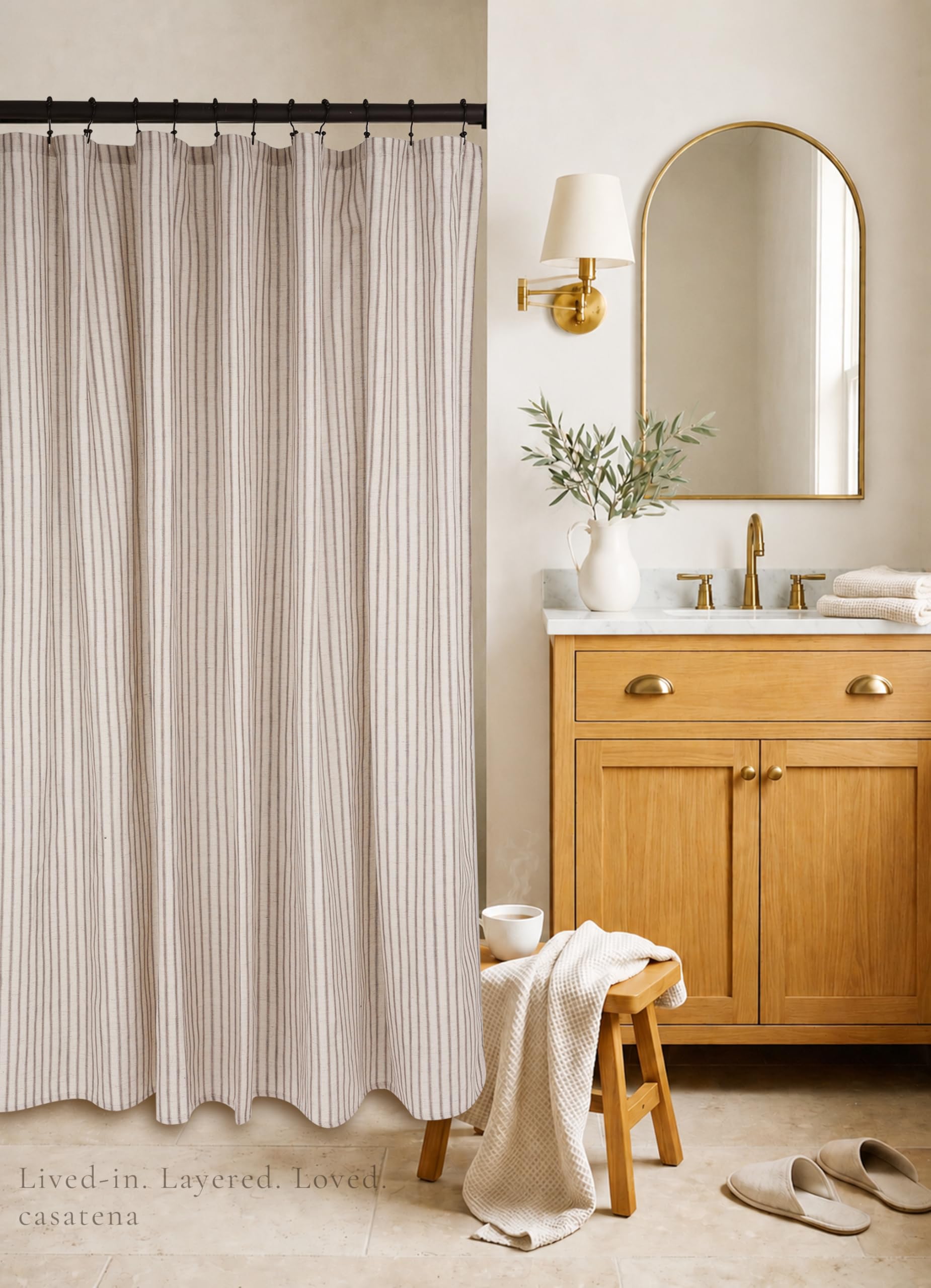 CasaTena rideau en situation sur baignoire offrant un look taupe chaleureux