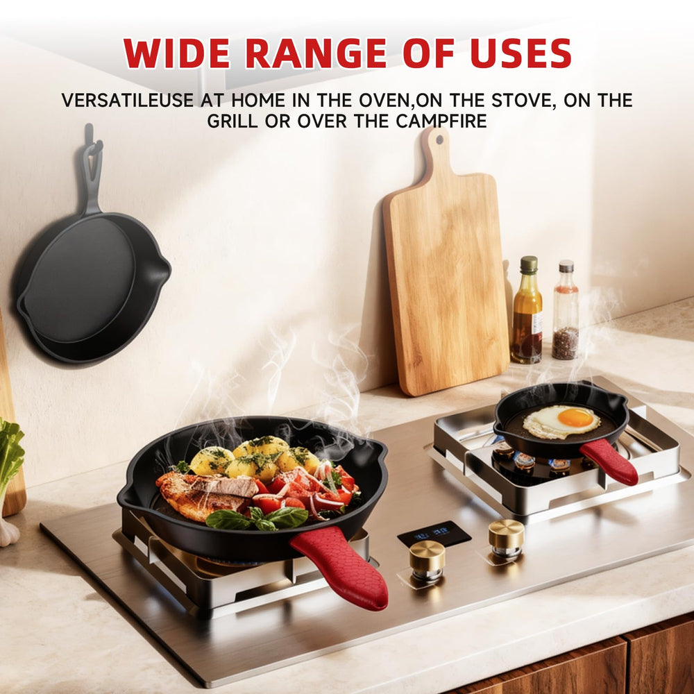 Cast Iron Skillet utilisé sur feu de camp illustrant robustesse extérieure