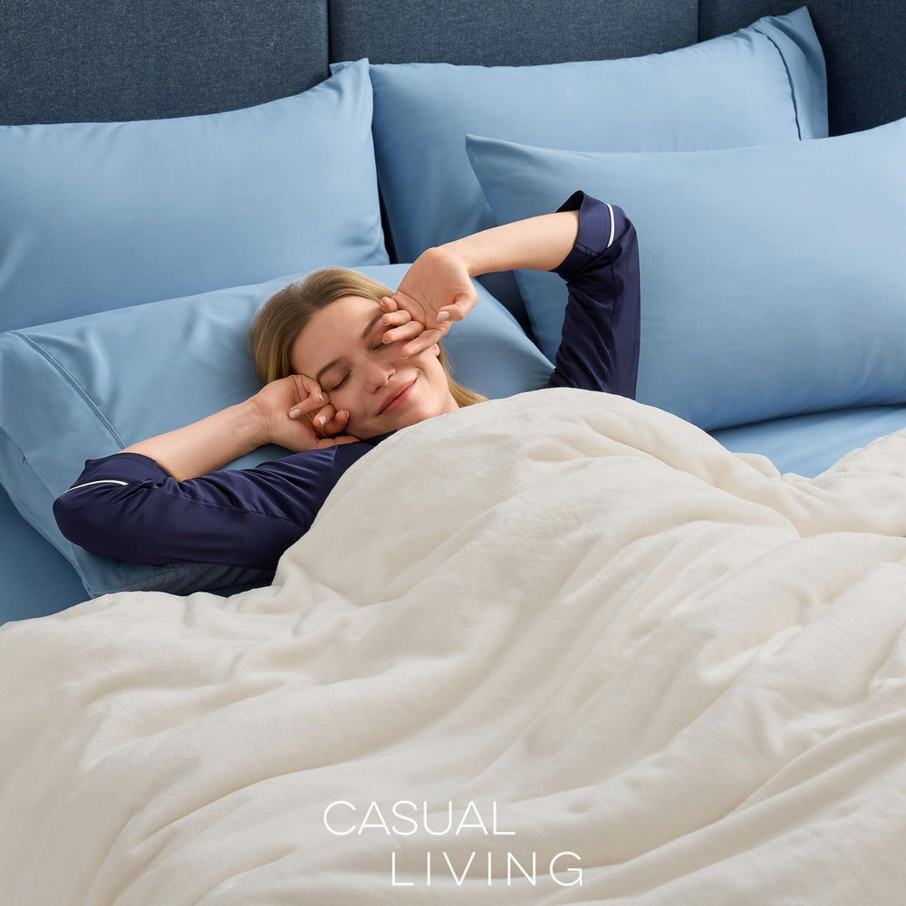 CASUAL LIVING couverture posée sur lit Queen, offre couverture généreuse