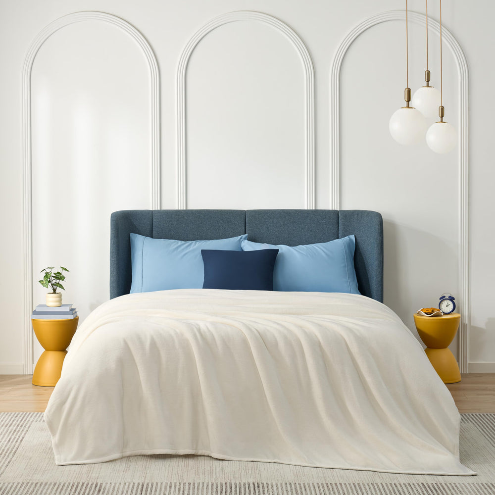 CASUAL LIVING gros plan texture polaire douce, montre peluche et confort tactile