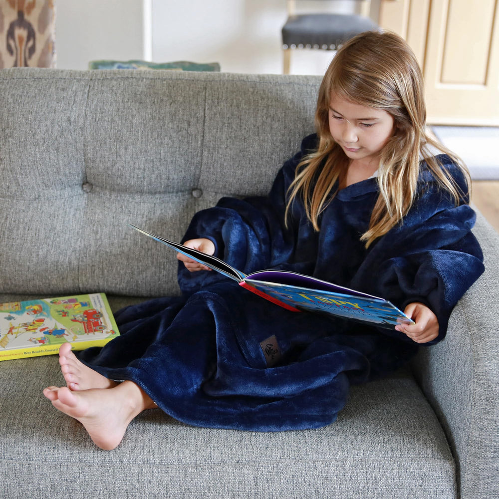 catalonia enfant assis lisant sur canapé en hoodie pour détente confortable