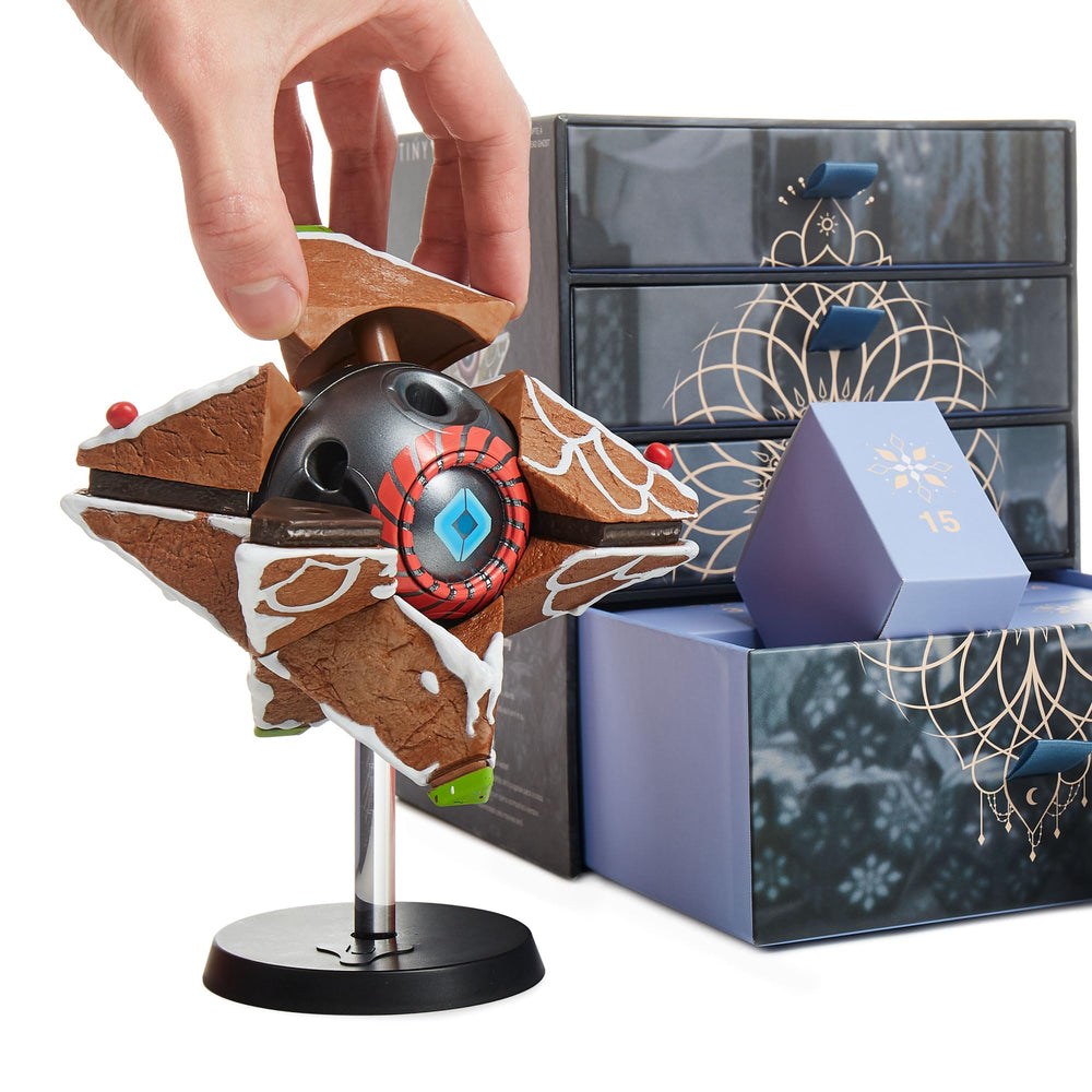 CC Countdown Characters Ghost Shell comparé à une main, montre l’échelle et la présence décorative