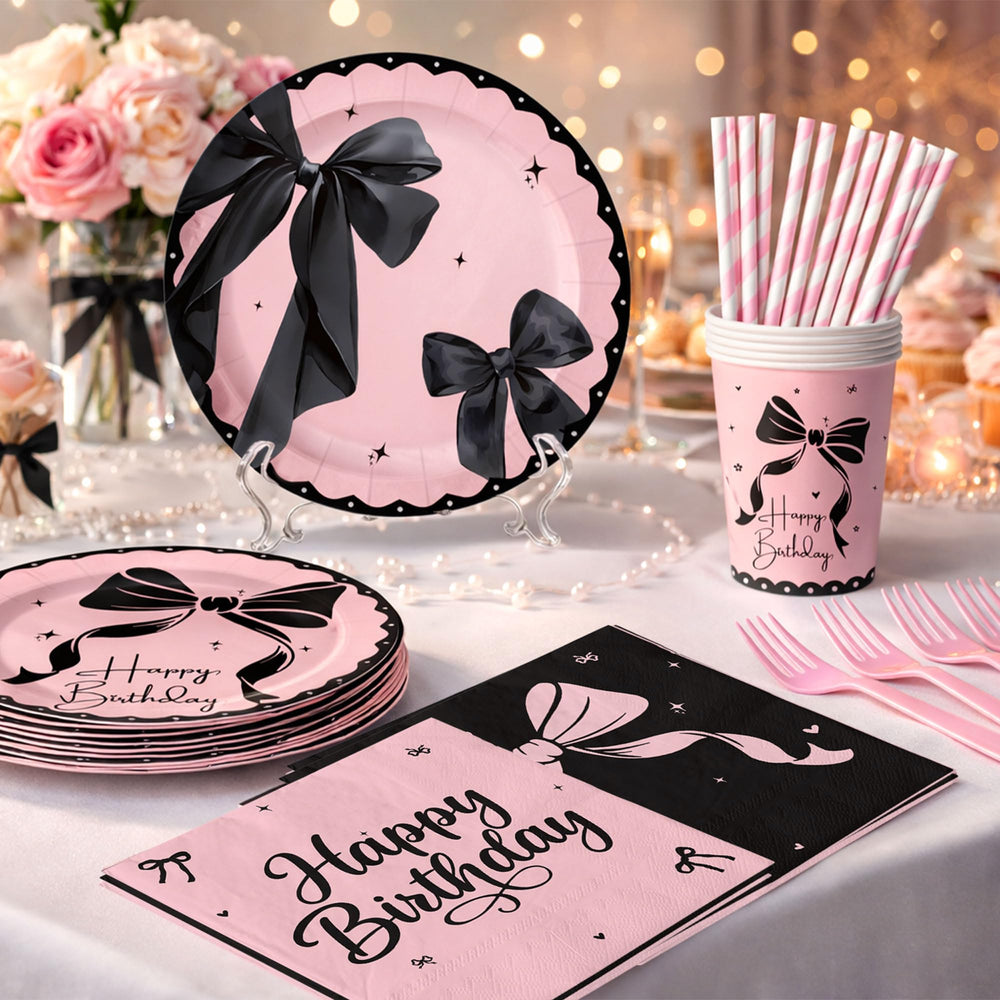 CelebSpark gros plan sur assiette nœud rose et noir, design raffiné et résistant