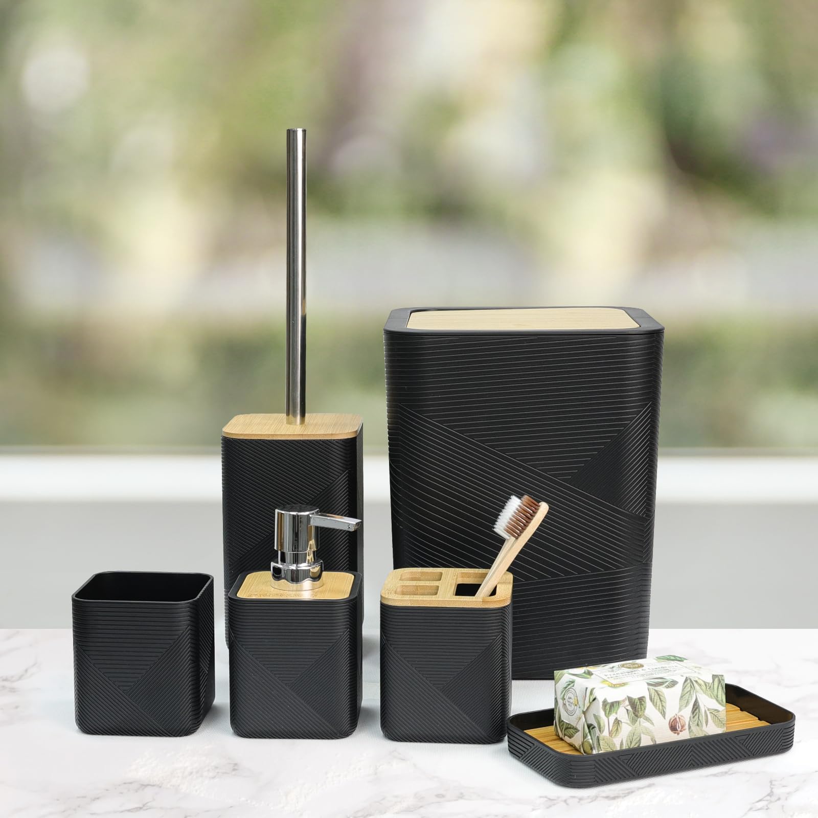 CERBIOR gobelet et porte-savon en usage, rangement ordonné