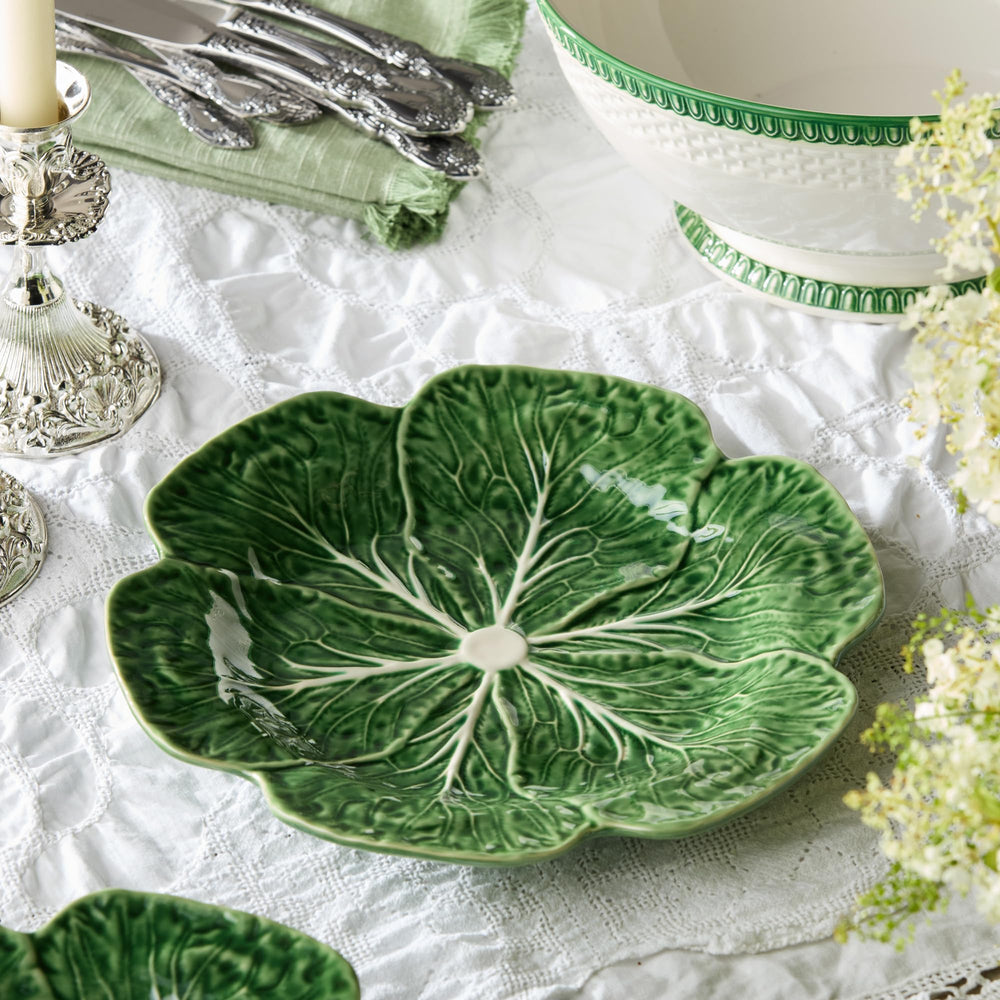 Cerified International assiette en table dressée créant une ambiance jardin chaleureuse