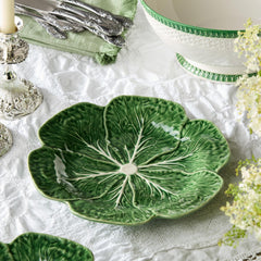 Cerified International assiette en table dressée créant une ambiance jardin chaleureuse