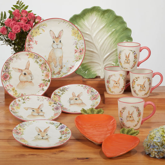 Certified International gros plan motif Susan Winget montrant lapin et fleurs, décor détaillé