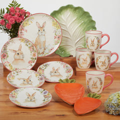 Certified International gros plan motif Susan Winget montrant lapin et fleurs, décor détaillé