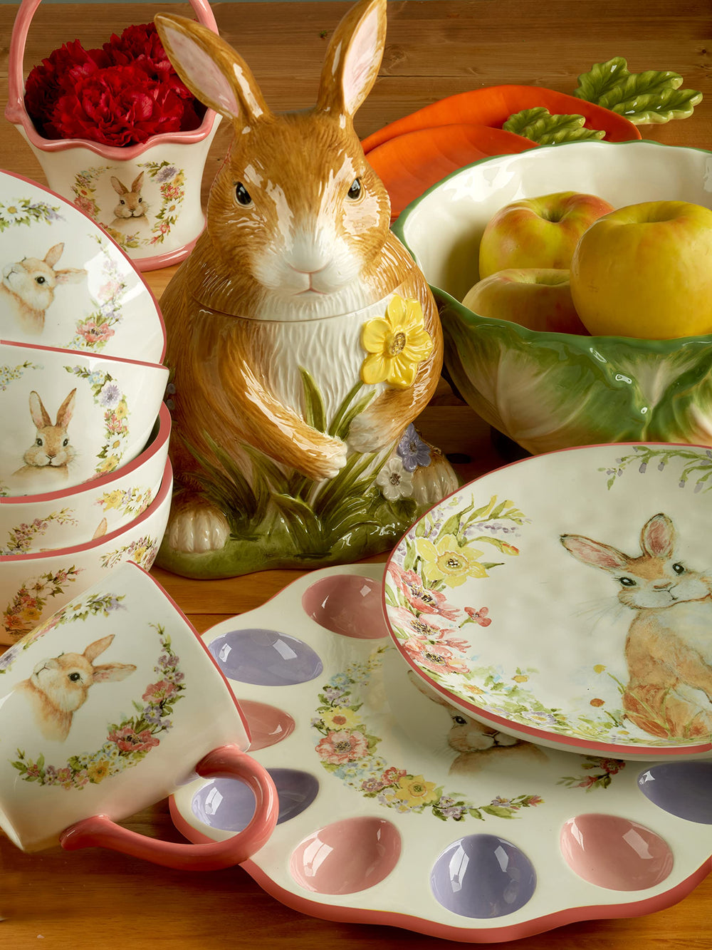 Certified International lot de quatre assiettes Easter Garden présenté en mise en scène harmonieuse