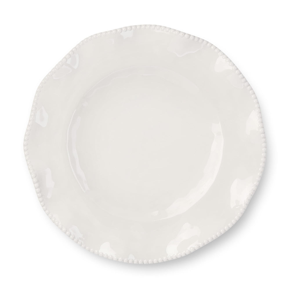 Certified International Perlette assiette plate en usage présentant un repas élégant