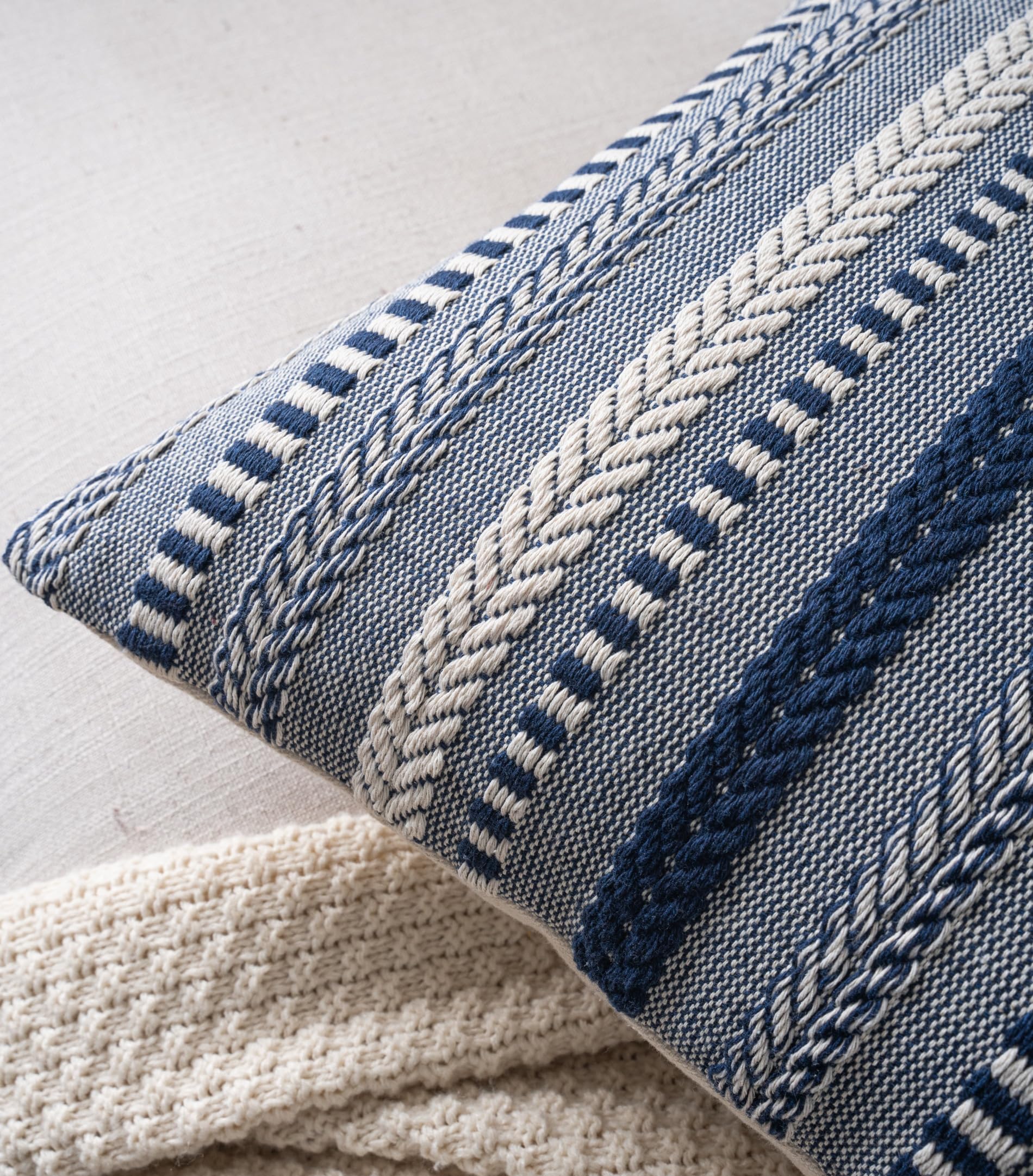 Cethom coussin posé sur canapé apportant confort visuel