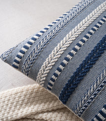 Cethom coussin posé sur canapé apportant confort visuel