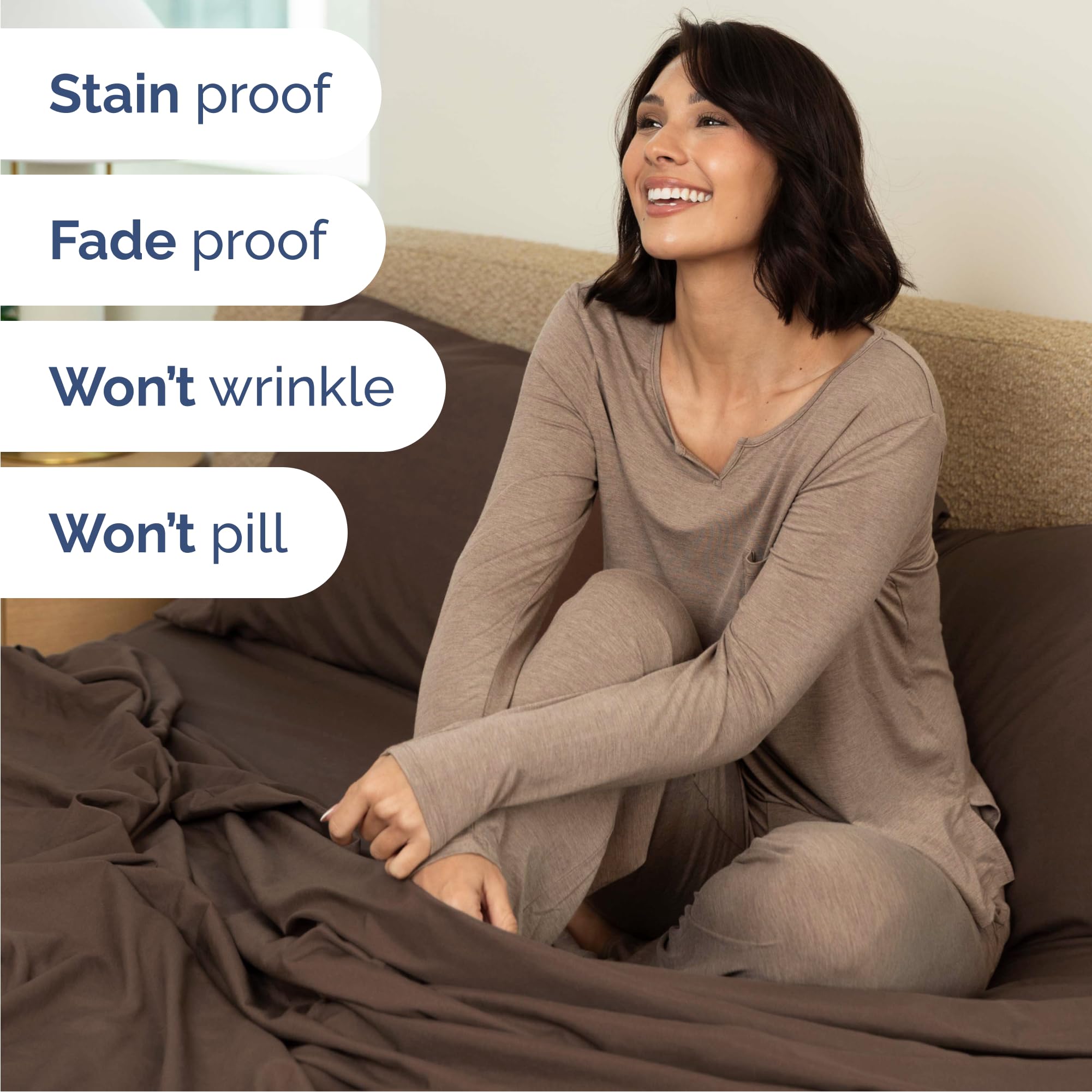 CGK Unlimited lit habillé en marron dans chambre pour ambiance chaleureuse